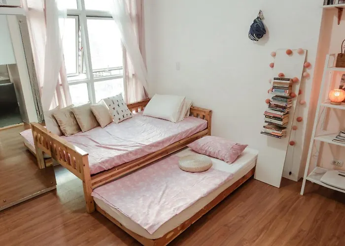 Cozy Sunlit Studio Bed & Breakfast